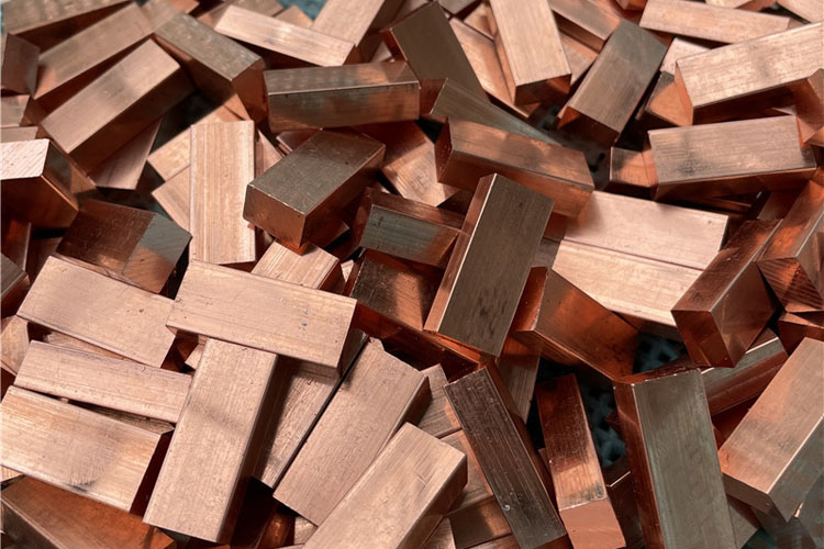 铜块回收图3（铜块分拣现场）